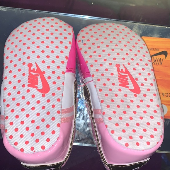 Nike - Picture 5 of 8